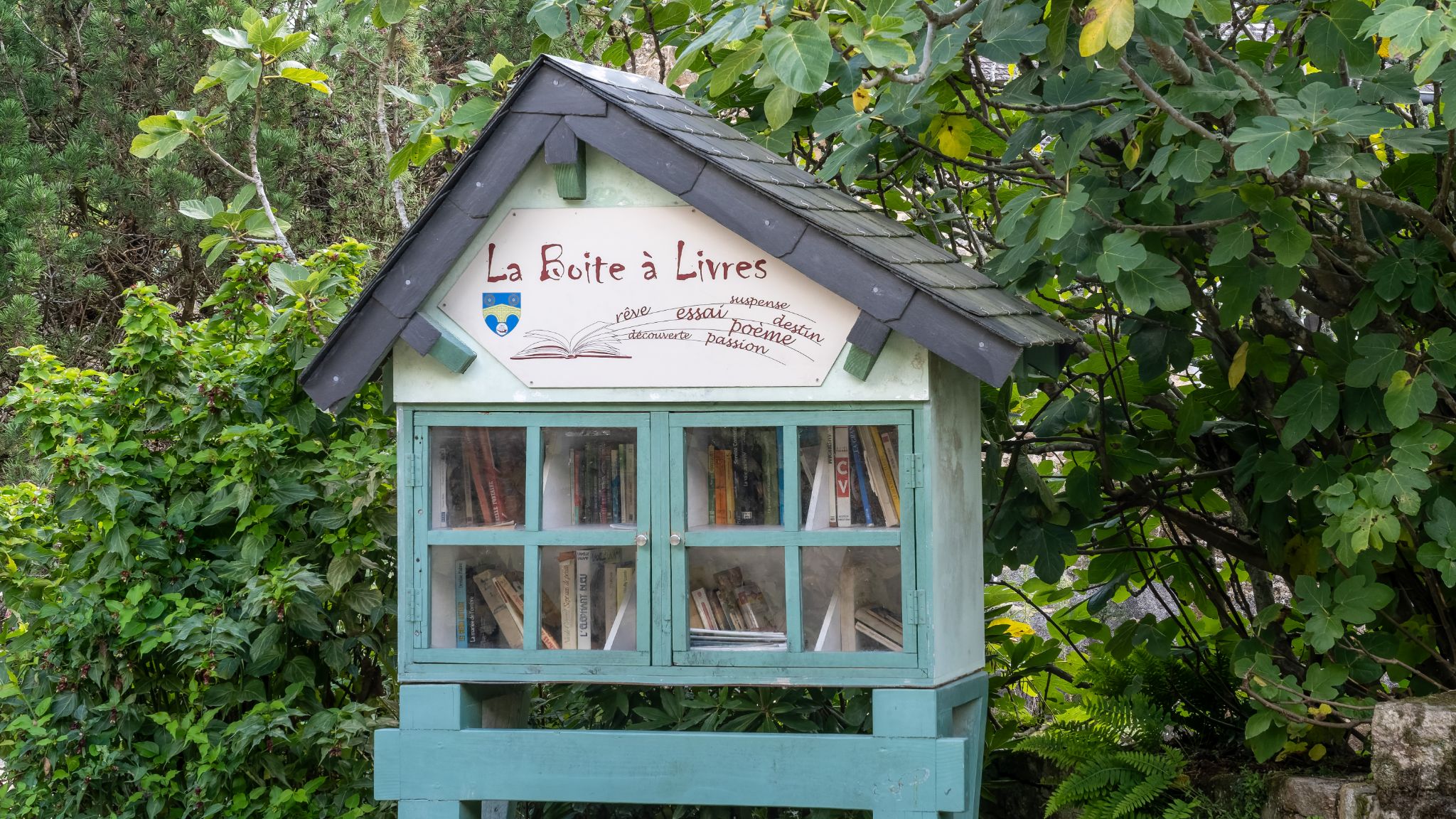 Eine Bücherbox an den Lavoirs de l'Aven
